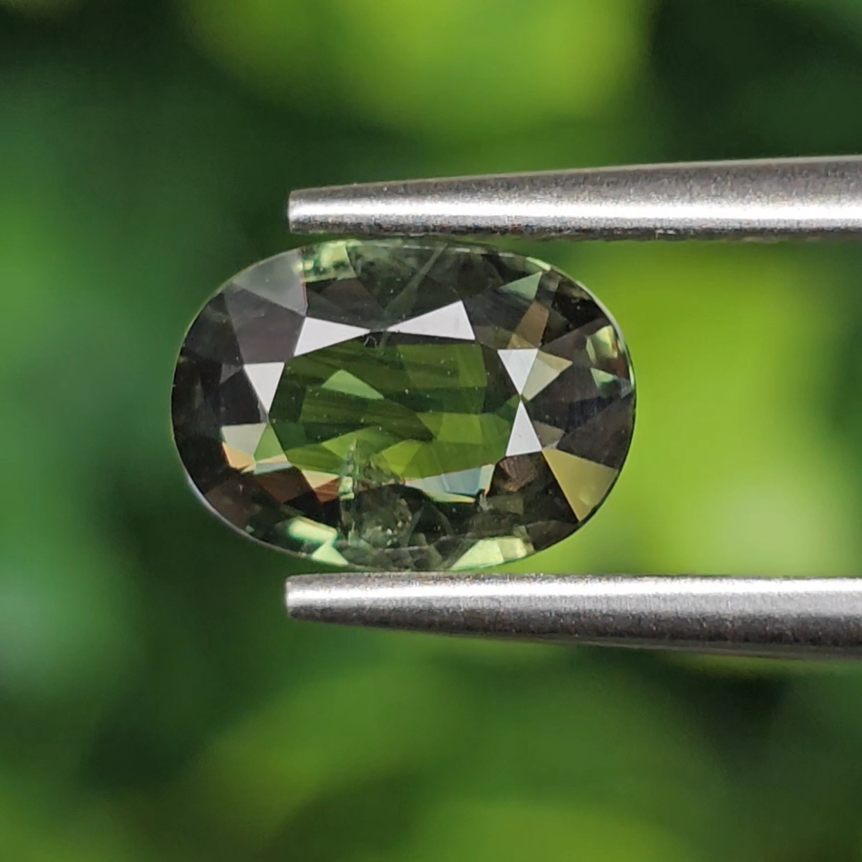 พลอย เขียวส่อง Green Sapphire 1.43 กะรัต (Cts.) พลอยแท้ อัญมณีมงคลประจําวันเกิด เครื่องประดับพลอย