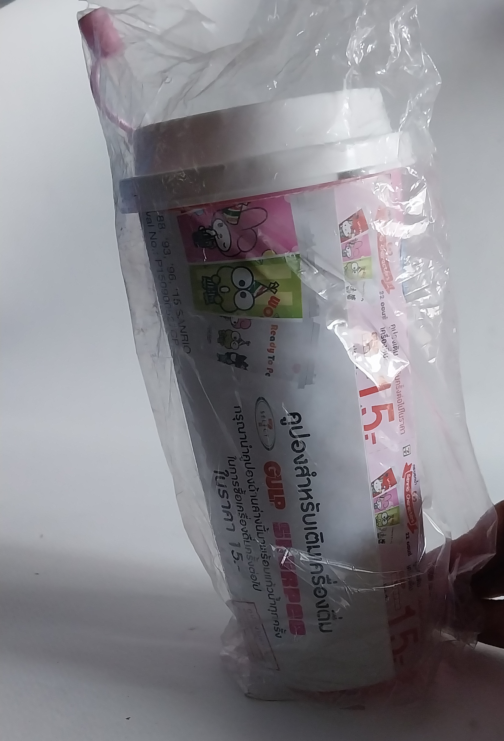 แก้วน้ำอัดลม ขนาดประมาณ 18 ออนซ์ ของสะสมจาก 7-11 Sanrio Collection สี ขาวลายจุดชมพู ลายรวมการ์ตูน Sanrioใส่เสื้อ 7-11 : คิตตี้ ,มายเมโลดี,กบเคโระ ,ปอมปอม ปุริน,แบตสึมารุ