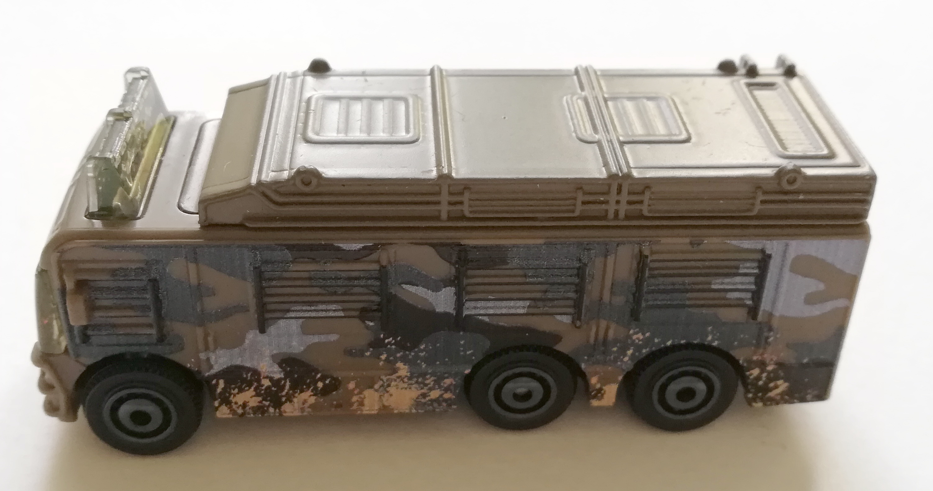 Die Cast,รถเหล็ก,รถบัส 6ล้อ ลายพรางสีน้ำตาล ลายเทาเหลือง จาก MATCHBOX,Fleetwood MB1124, 2017 Mattel **ไม่มีแพ็ค