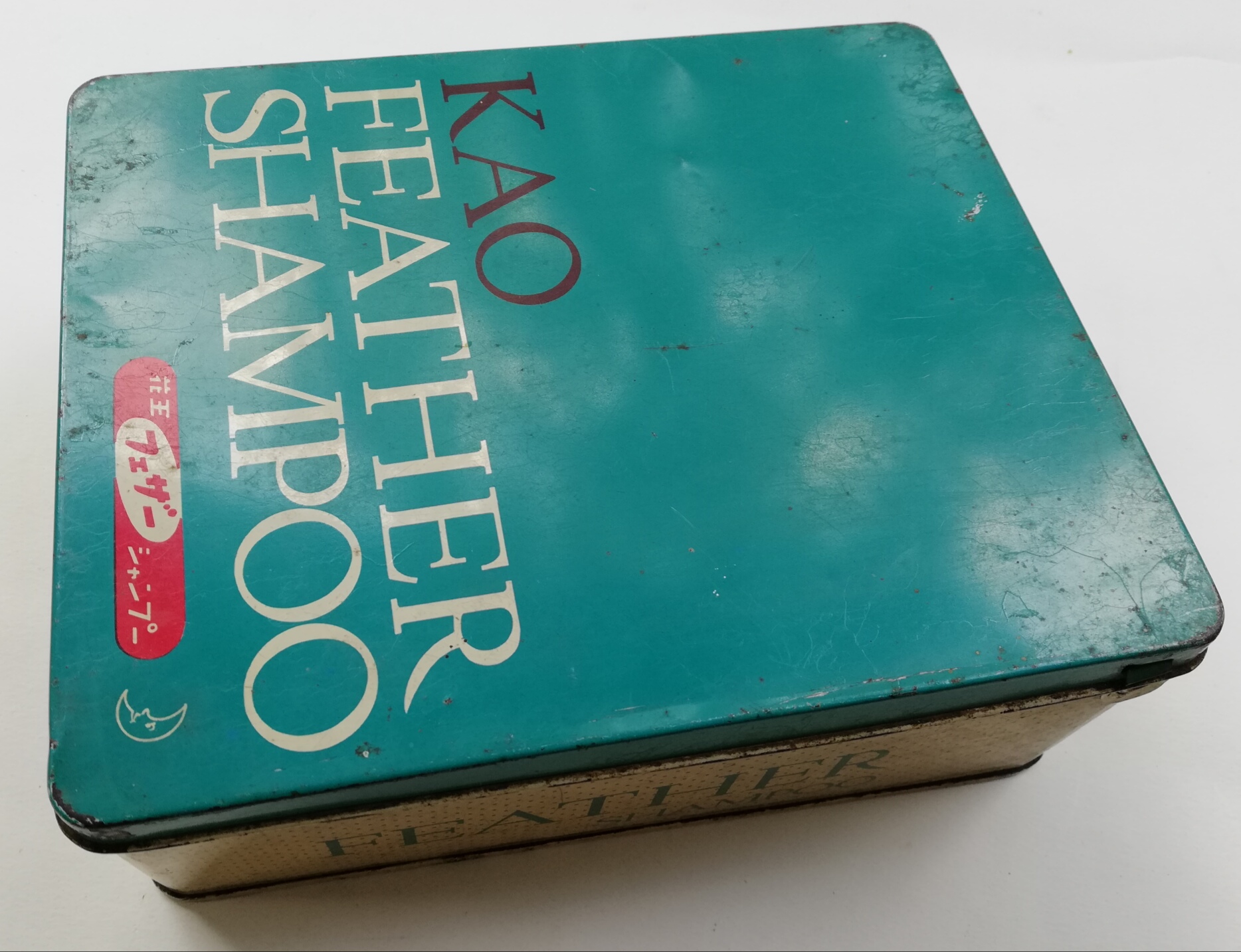 กล่องสังกะสี (กล่องโลหะ)ยาสระผมแฟซ่าเก่า สีฟ้าอมเขียว ด้านในใต้ฝาเป็นรูปผู้หญิง KAO FEATHER SHAMPOO