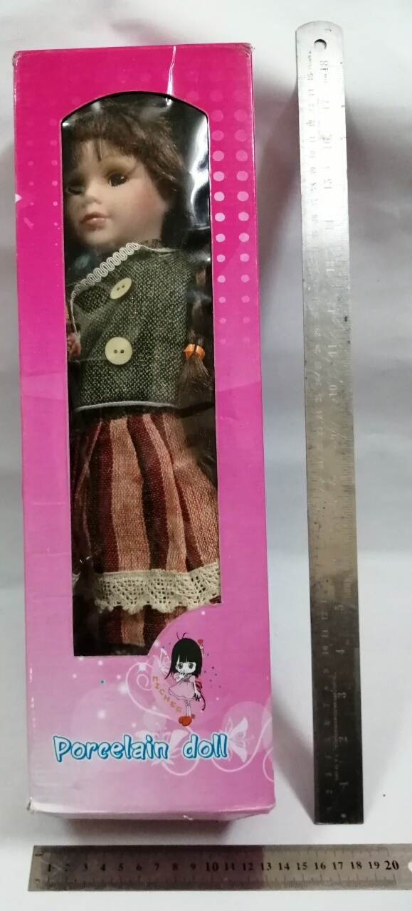 ของสะสม ตุ๊กตาพอร์ซเลน Porcelain doll ตุ๊กตาเด็กหญิงผมเปีย แต่งกายแนววินเทจน่ารัก ใส่หมวกลายเดียวกับชุด **ตุ๊กตาติดหมวก ตาหลุด 1 ข้าง ตามภาพที่2 ***สภาพเก่าเก็บสะสม ขนาด สูง 42 ซม.