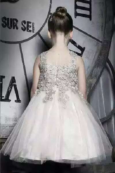 Pre-Order ชุดราตรีเด็ก สไตล์เจ้าหญิง แขนกุด สีตามภาพ ตกแต่งผ้าลูกไม้ กระโปรงตาข่าย เป็นชั้น ๆ ซิปหลัง