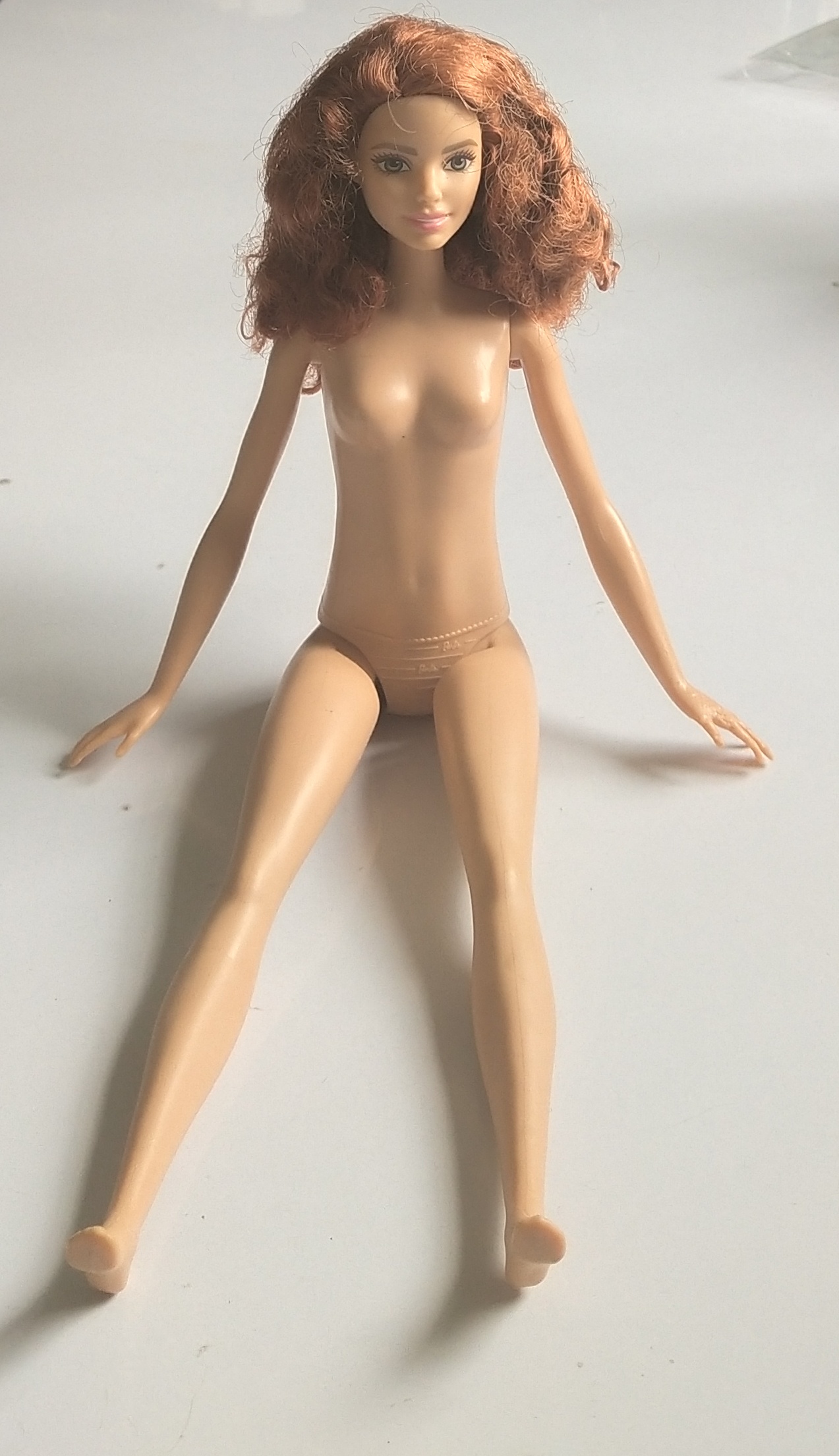 ของเล่น ของสะสม **มือซ้ายมีรอยกัดตามภาพ ตุ๊กตาบาร์บี้ จากแมทเทล 2016 Mattel Barbie หน้าสวยผมทองหยิกหยอง ขาแข็ง สภาพดี **มือซ้ายมีตำหนิ ตามภาพ