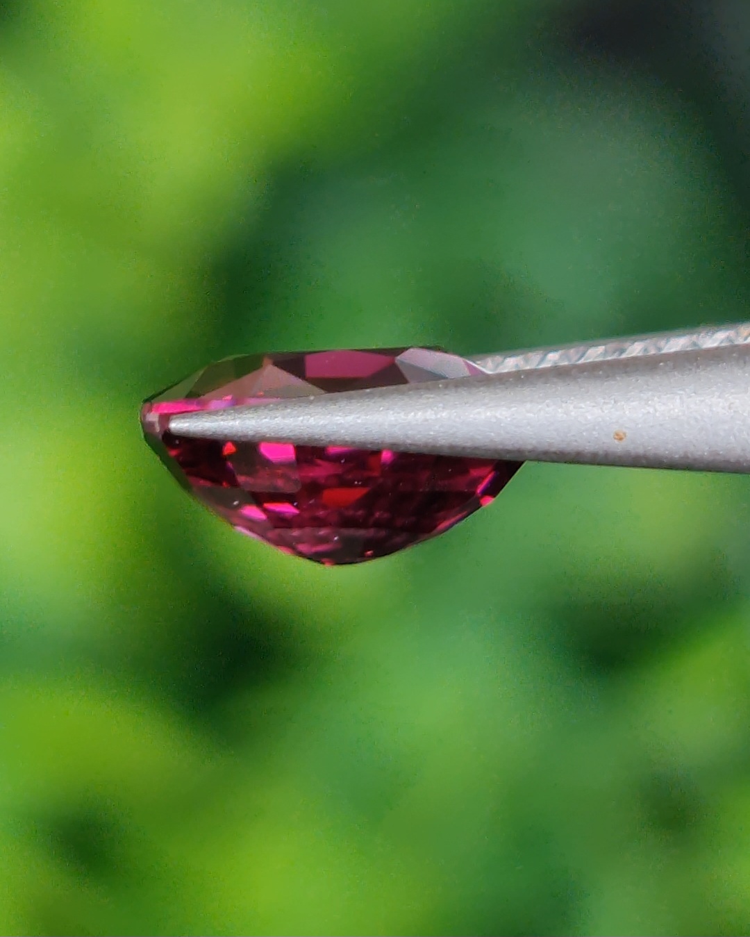 พลอย โรโดไลต์ กาเน็ท Rhodolite Garnet 1.40 กะรัต Cts.พลอยแท้ อัญมณีมงคลประจําวันเกิด เครื่องประดับพลอย