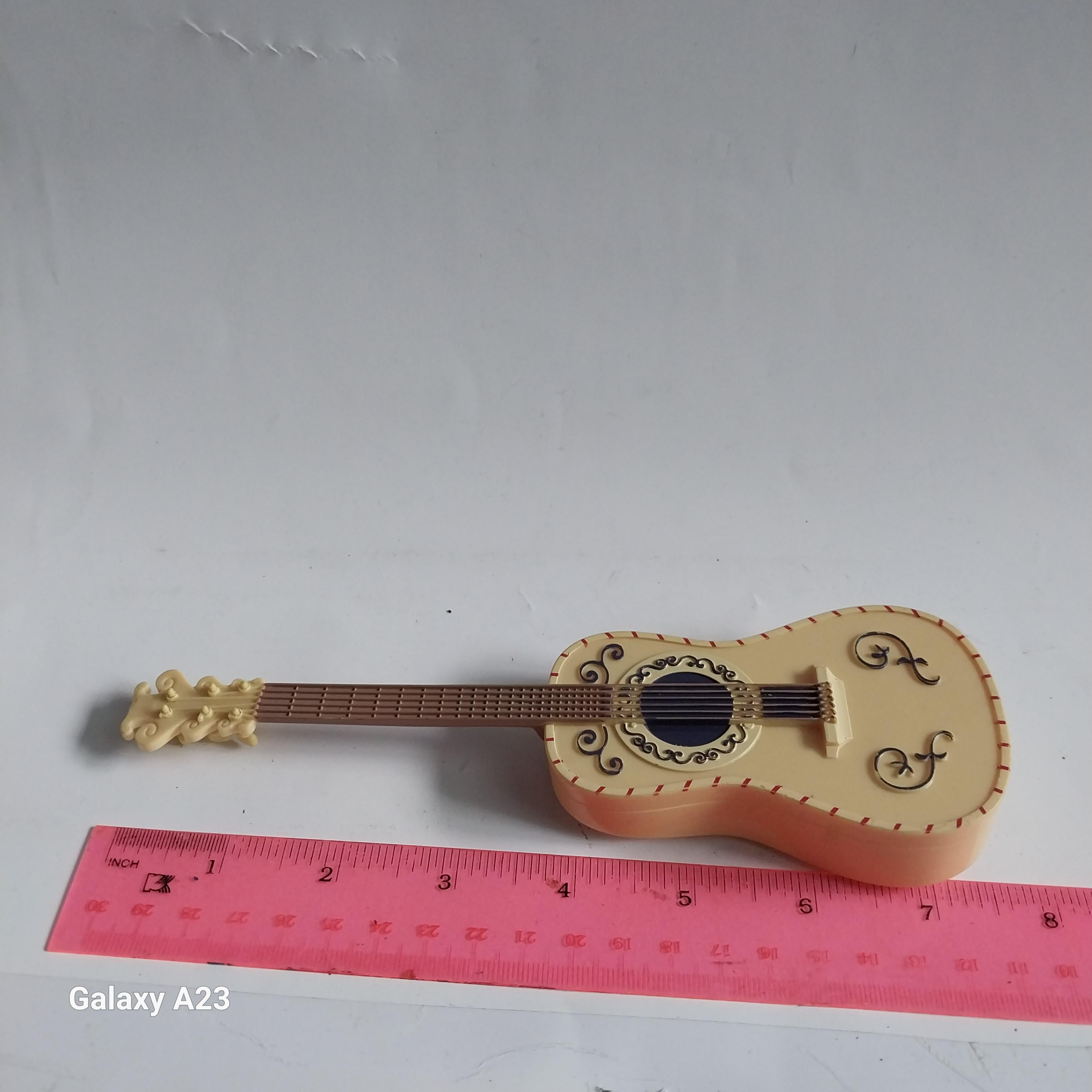 มีหลายภาพ มีรอย ตามภาพ โมเดลกีต้าร์ ขนาด 7 นิ้ว