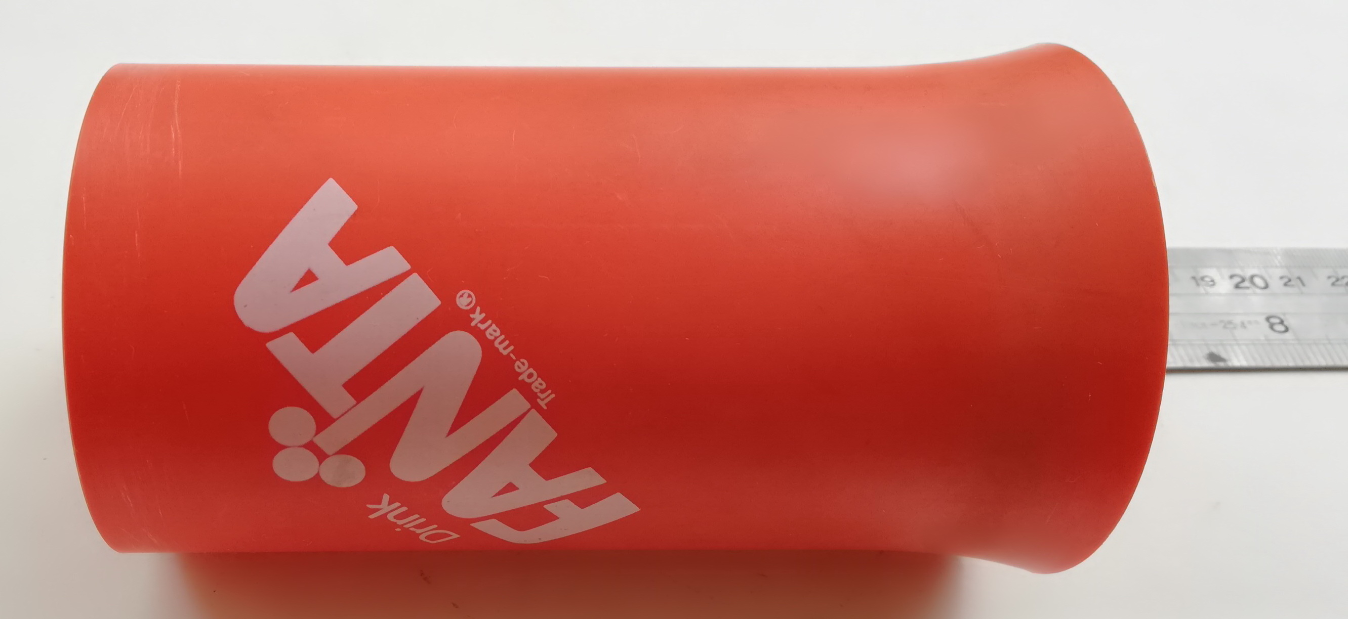 ของสะสมเก่า แก้วน้ำพลาสติกแขงทรงกระบอกสีส้ม ก้นแก้วบานออก มีฐาน พิมพ์ลายแฟนต้า FANTA ของสะสมจากแฟนต้ารสส้ม