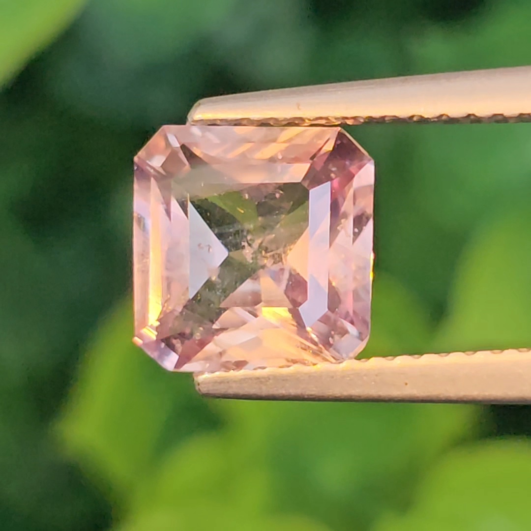 พลอย คัลเลอร์เชนจ์ แซฟไฟร์ Color Change Sapphire 2.51 กะรัต (Cts.) พร้อมใบเซอร์ พลอยแท้ อัญมณีมงคลประจําวันเกิด เครื่องประดับพลอย