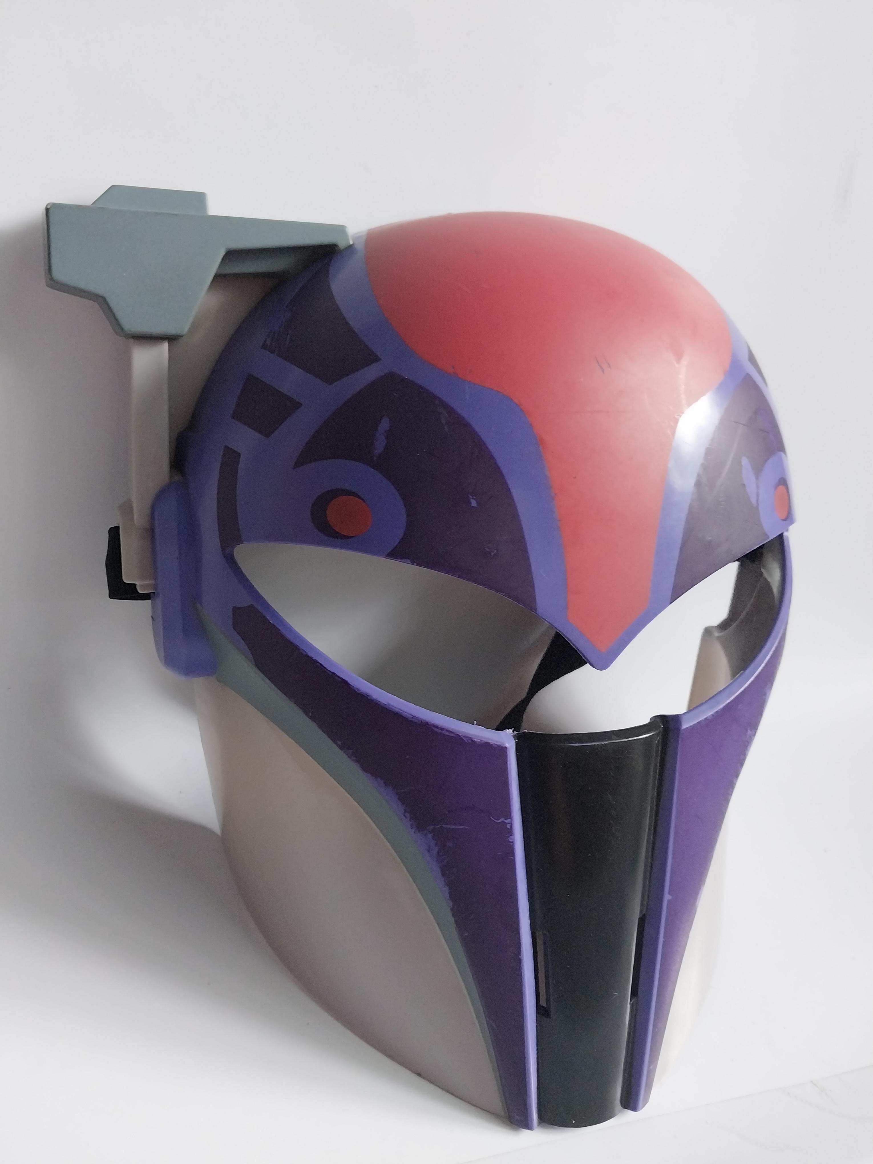 มีหลายภาพของสะสม Star Wars Sabin Wren ชิ้นงานพลาสติกหนาของแท้มีปั๊ม