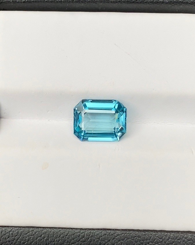 พลอย เพทาย (Zircon) 3.25 กะรัต (Cts.) พลอยแท้ อัญมณีมงคลประจําวันเกิด เครื่องประดับพลอย