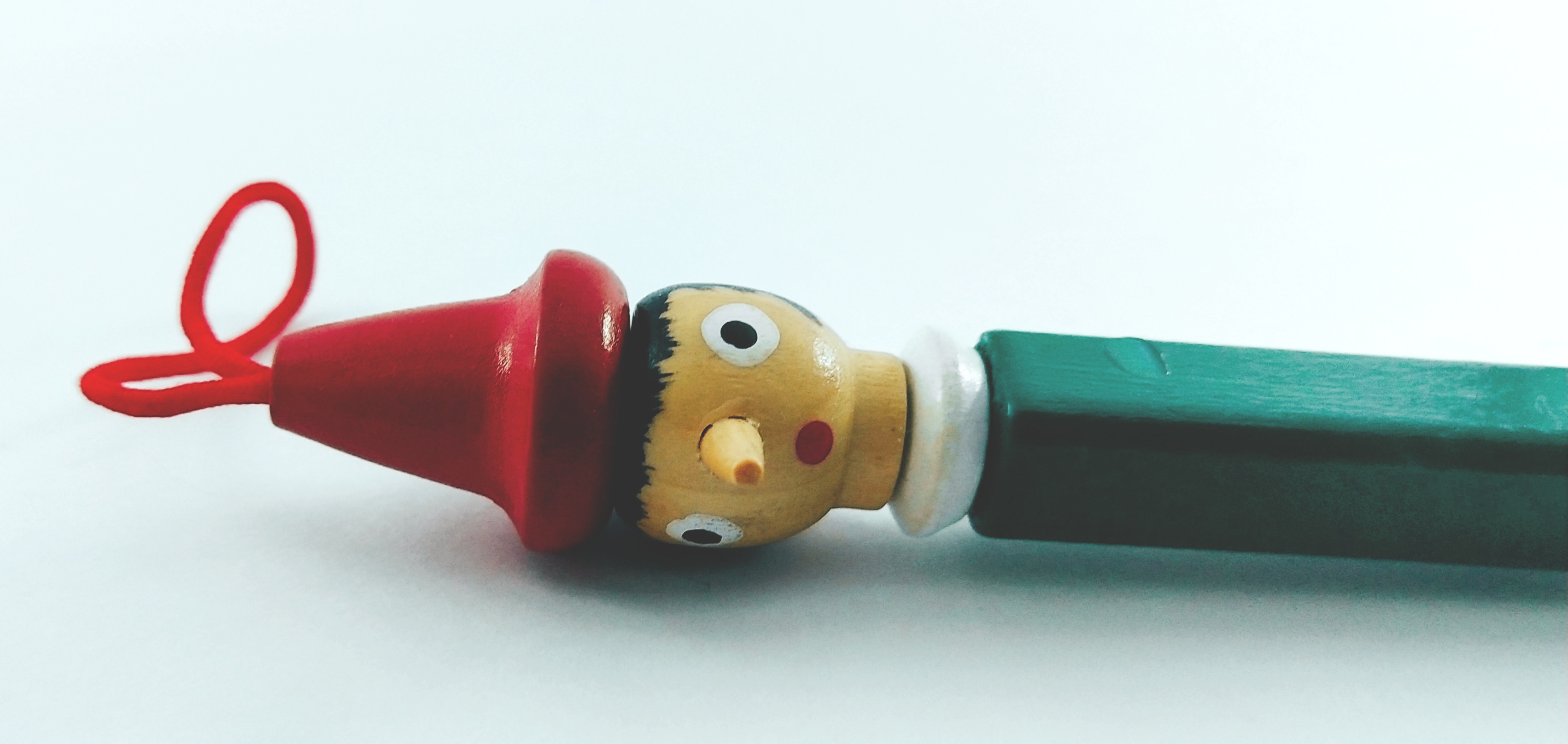 ของสะสมงานไม้น่ารัก ปากกาแท่งเหลี่ยมทำสีทั้งแท่ง หัวพิน๊อคคิโอ Wooden Pen with Pinocchio head on top,coloured through the body