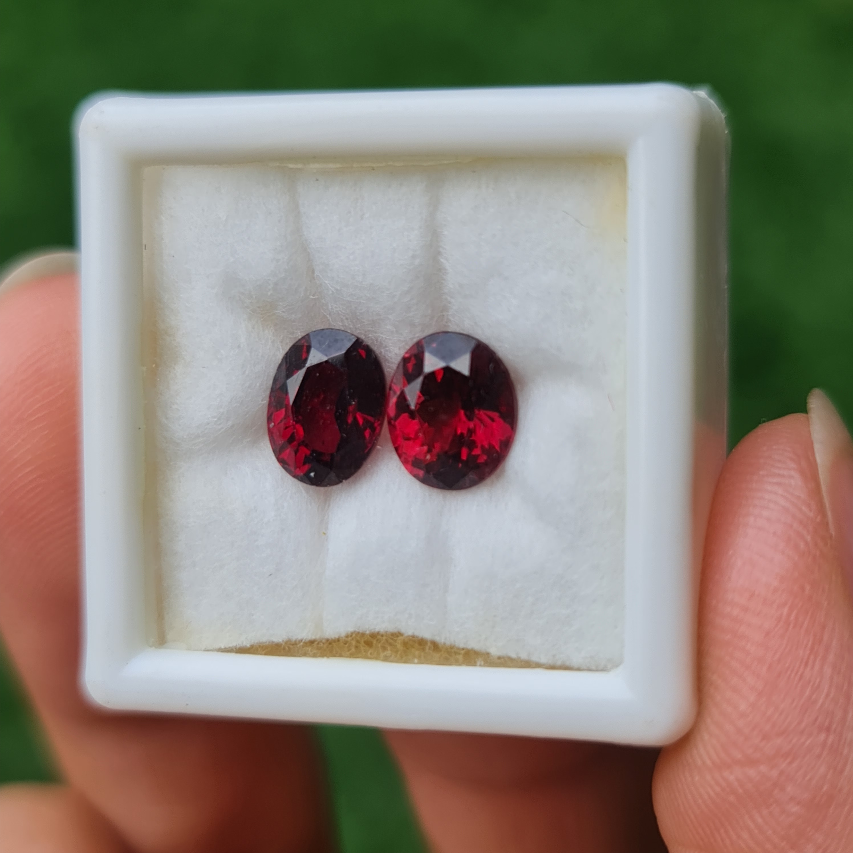 พลอย โรโดไลต์ การ์เน็ท Rhodolite Garnet 3.10 Cts. 2 เม็ด (Pcs.) พลอยแท้ อัญมณีมงคลประจําวันเกิด เครื่องประดับพลอย