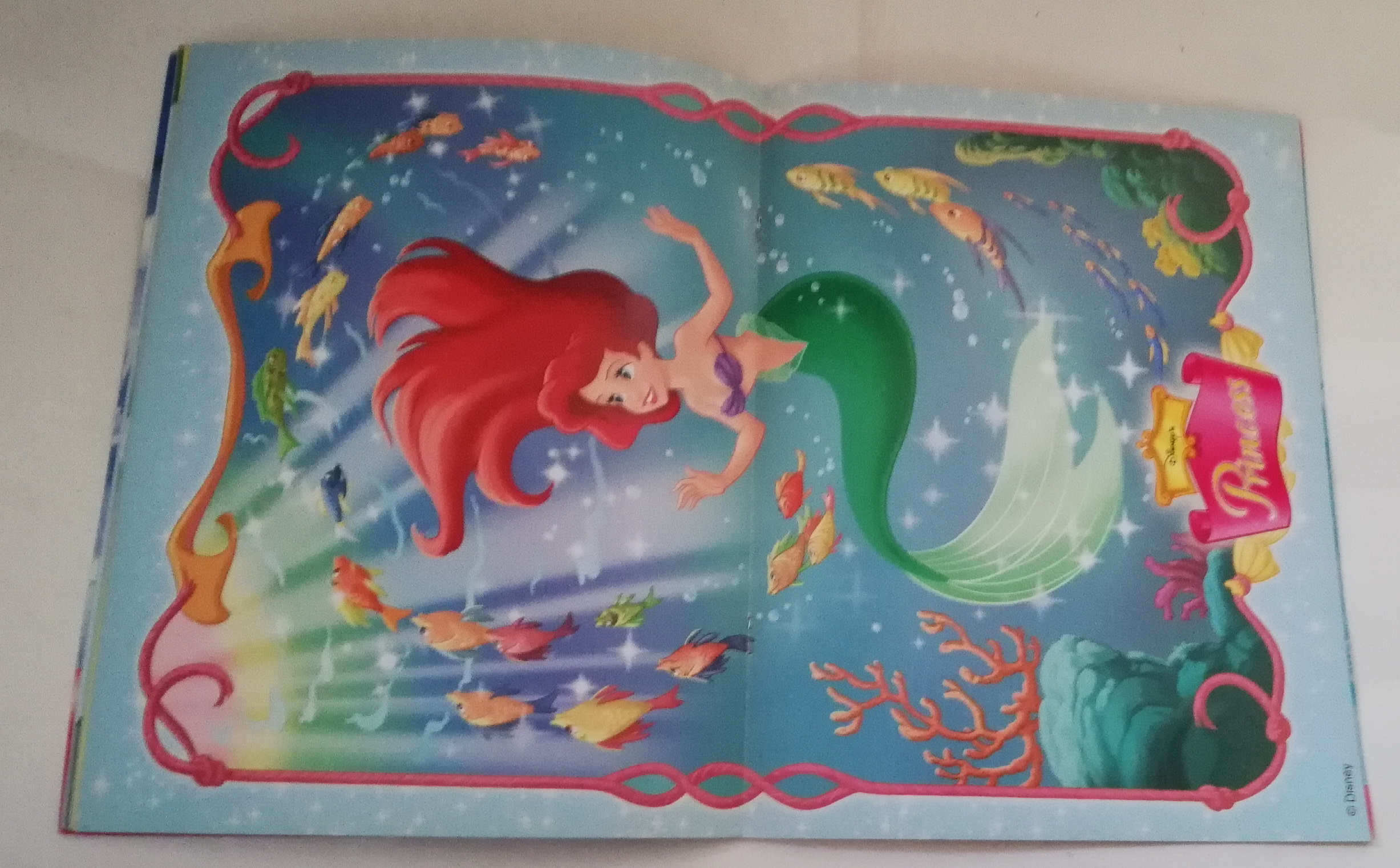นิตยสารภาพสวยการ์ตูนเจ้าหญิงดิสนีย์ ***มีรอยดินสอ และการลงสี ตามภาพ Disney's Princess ดิสนีย์ ปริ๊นเซส เล่ม32 พร้อมโปสเตอร์ เงือกน้อยแอเรี่ยล หน้ากลาง