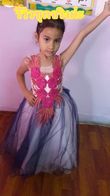 Pre-order ชุดราตรีเด็ก ชุดออกงาน ชุดกระโปรง สไตล์เจ้าหญิง แขนกุด แต่งดอกไม้ช่วงอก กระโปรงฟูฟ่อง มีซิปหลัง สำเนา