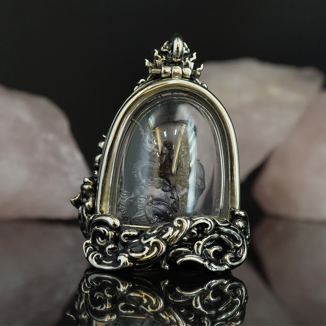 พญาปุริสาทพร้อมเลี่ยมกรอบนาคราช รหัส 3.2 เนื้อนวะโลหะ เลี่ยมเข้ากรอบเนื้อไวท์บรอนซ์ชุบทองคำขาวปัดดำ