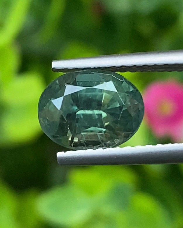 พลอย เขียวส่อง Green Sapphire 2.60 กะรัต (Cts.) พลอยแท้ อัญมณีมงคลประจําวันเกิด เครื่องประดับพลอย