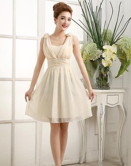 พร้อมส่ง ชุดเดรสสั้น แขนกุด จับสม๊อกด้านหลัง แต่งดอกที่ไหล่