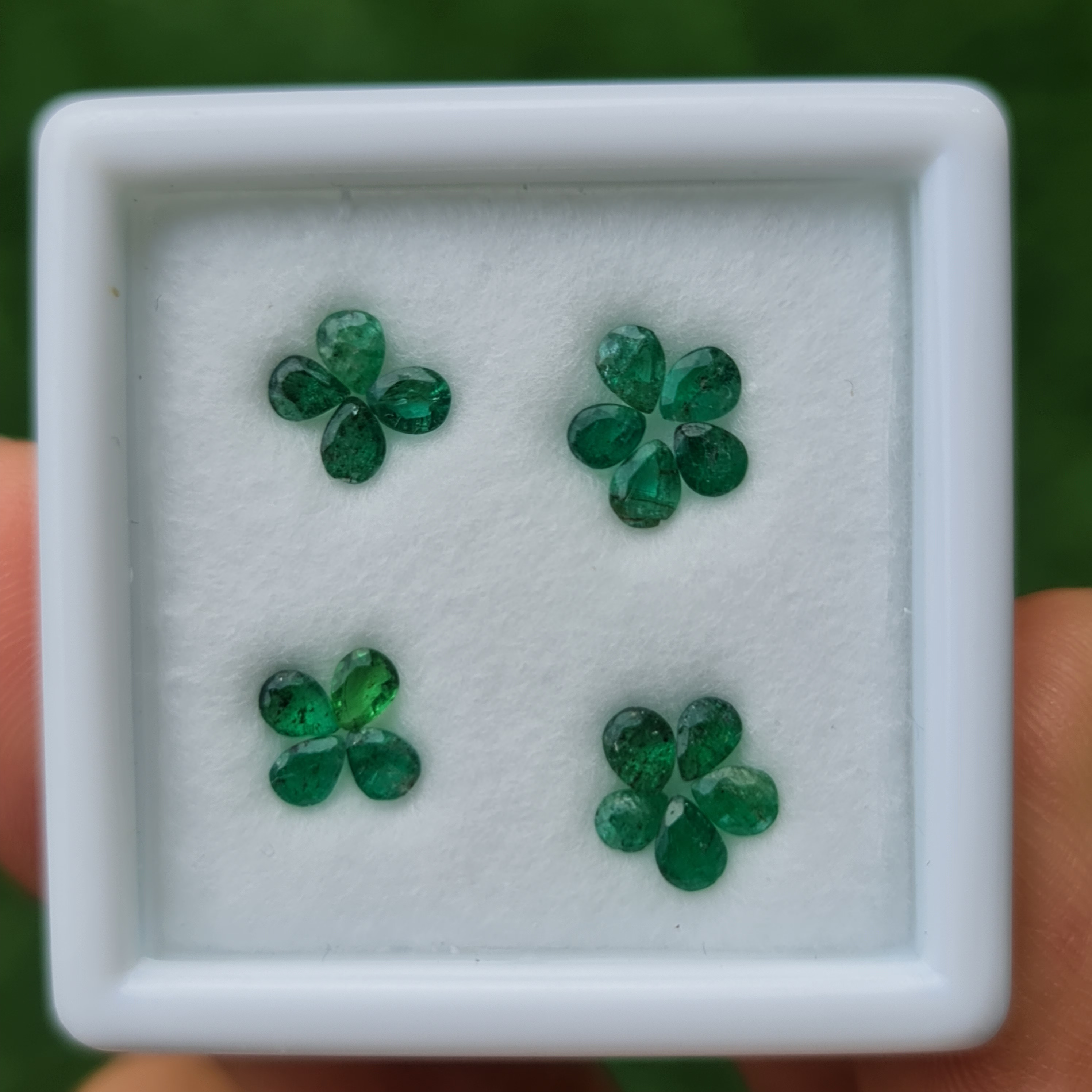 พลอย มรกต Natural Emerald แซมเบีย 2.28 กะรัต (Cts.) 18 เม็ด (pcs.) พลอยแท้ อัญมณีมงคลประจําวันเกิด เครื่องประดับพลอย
