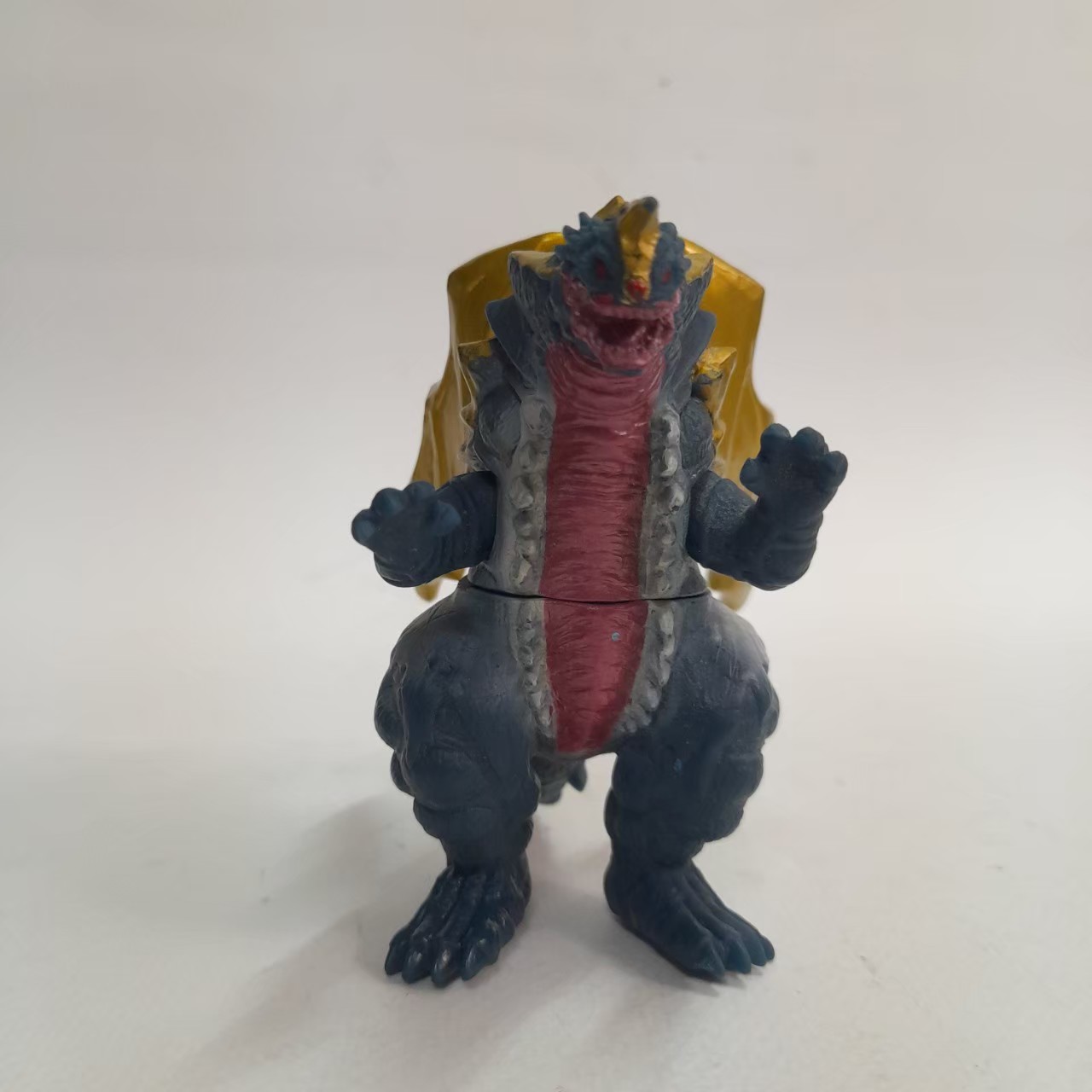 ซอฟ 4 -4.5 นิ้ว สัตว์ประหลาดคิงส์ออฟมอนส์ จากอุลตร้าแมนไกอา มือสองสภาพดี มีรอยบ้าง