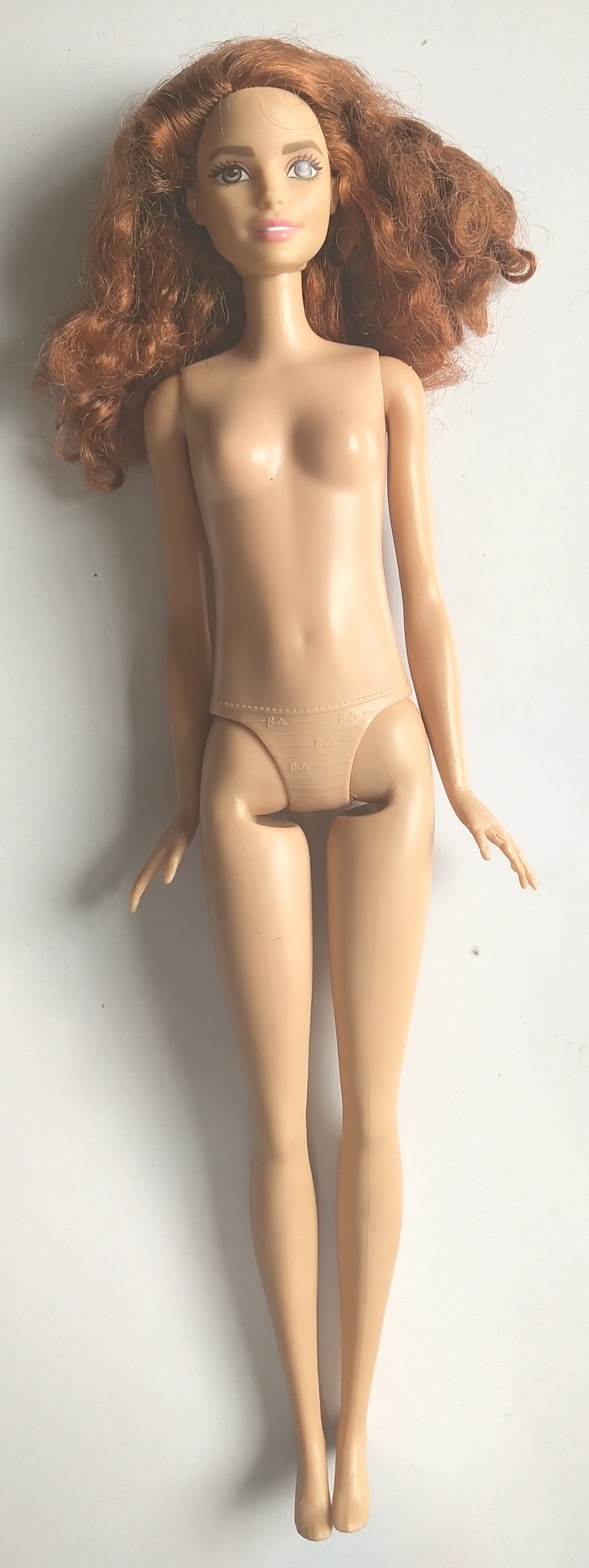 ของเล่น ของสะสม **มือซ้ายมีรอยกัดตามภาพ ตุ๊กตาบาร์บี้ จากแมทเทล 2016 Mattel Barbie หน้าสวยผมทองหยิกหยอง ขาแข็ง สภาพดี **มือซ้ายมีตำหนิ ตามภาพ