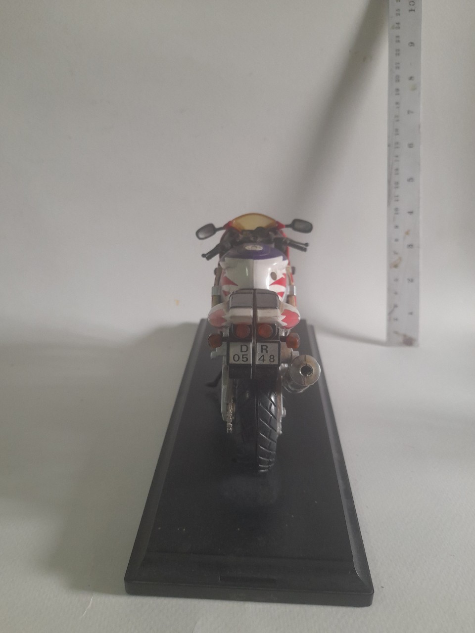 มีหลายภาพ รถมอเตอร์ไซค์พร้อมฐาน สภาพสะสม ขนาดประมาณ 5 นิ้ว
