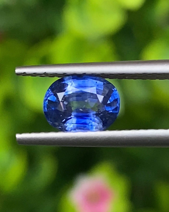 พลอย ไพลิน (Blue Sapphire) 1.19 กะรัต (Cts.) สีพิเศษ คอนฟลาวเวอร์ บลู (Cornflower Blue) พร้อมใบเซอร์ 2 ใบ พลอยแท้ อัญมณีมงคลประจําวันเกิด เครื่องประดับพลอย