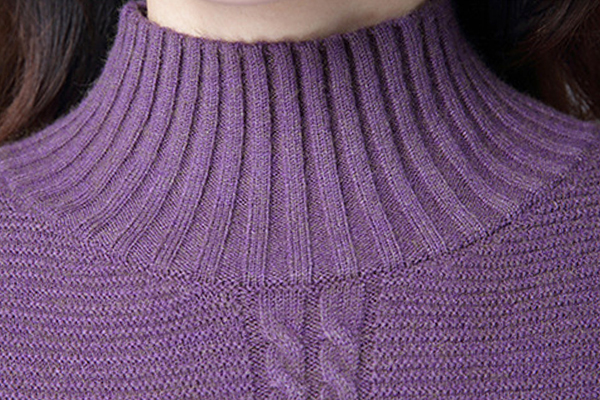 เสื้อไหมพรมคอสูงถักลายนูน แต่งกระเป๋าคู่ (12169B)