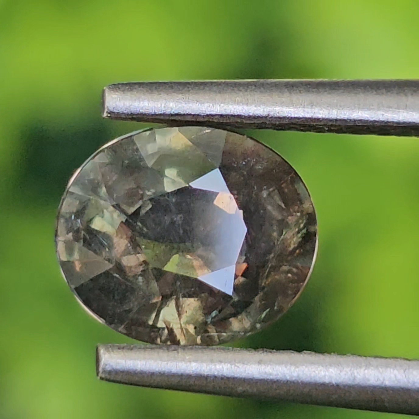 พลอย เขียวส่อง Green Sapphire 1.13 กะรัต (Cts.) ดิบ Unheated พลอยแท้ อัญมณีมงคลประจําวันเกิด เครื่องประดับพลอย
