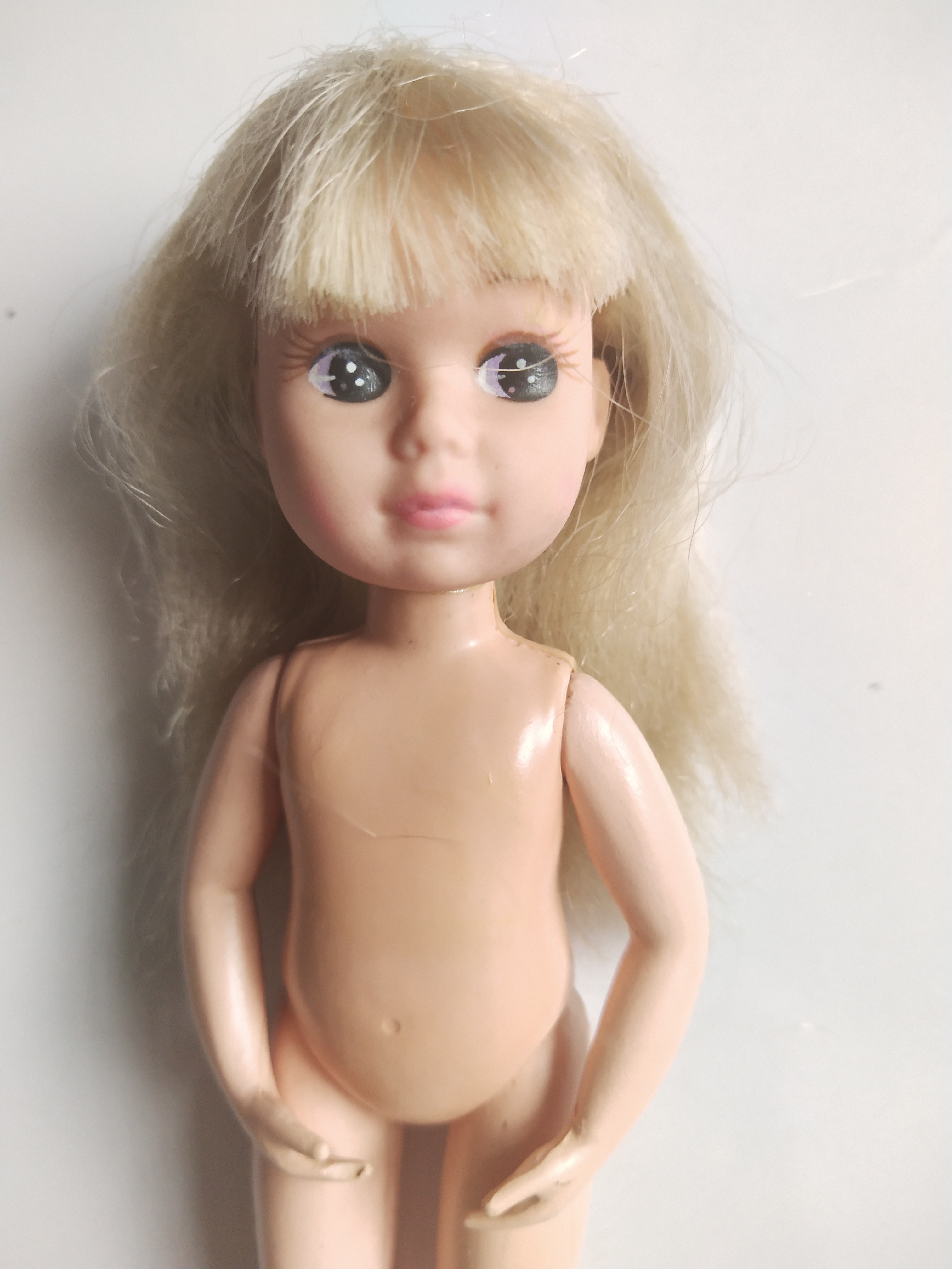 มีหลายภาพ **ผมหายบางส่วน ตุ๊กตาเด็ก มีตำหนิตามภาพ มือทำท่าอุ้ม ขากางได้มาก แบรนด์ CREATA