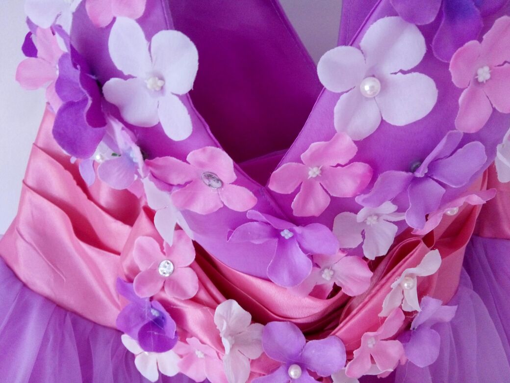 Pro-order ชุดราตรี ชุดแฟนซียาว แบบแขนกุด กระโปรงผ้าแก้ว ช่วงบนเป็นผ้าตาข่าย แซมด้วยดอกและผูกโบว์ช่วงเอว เชือกผูกหลัง