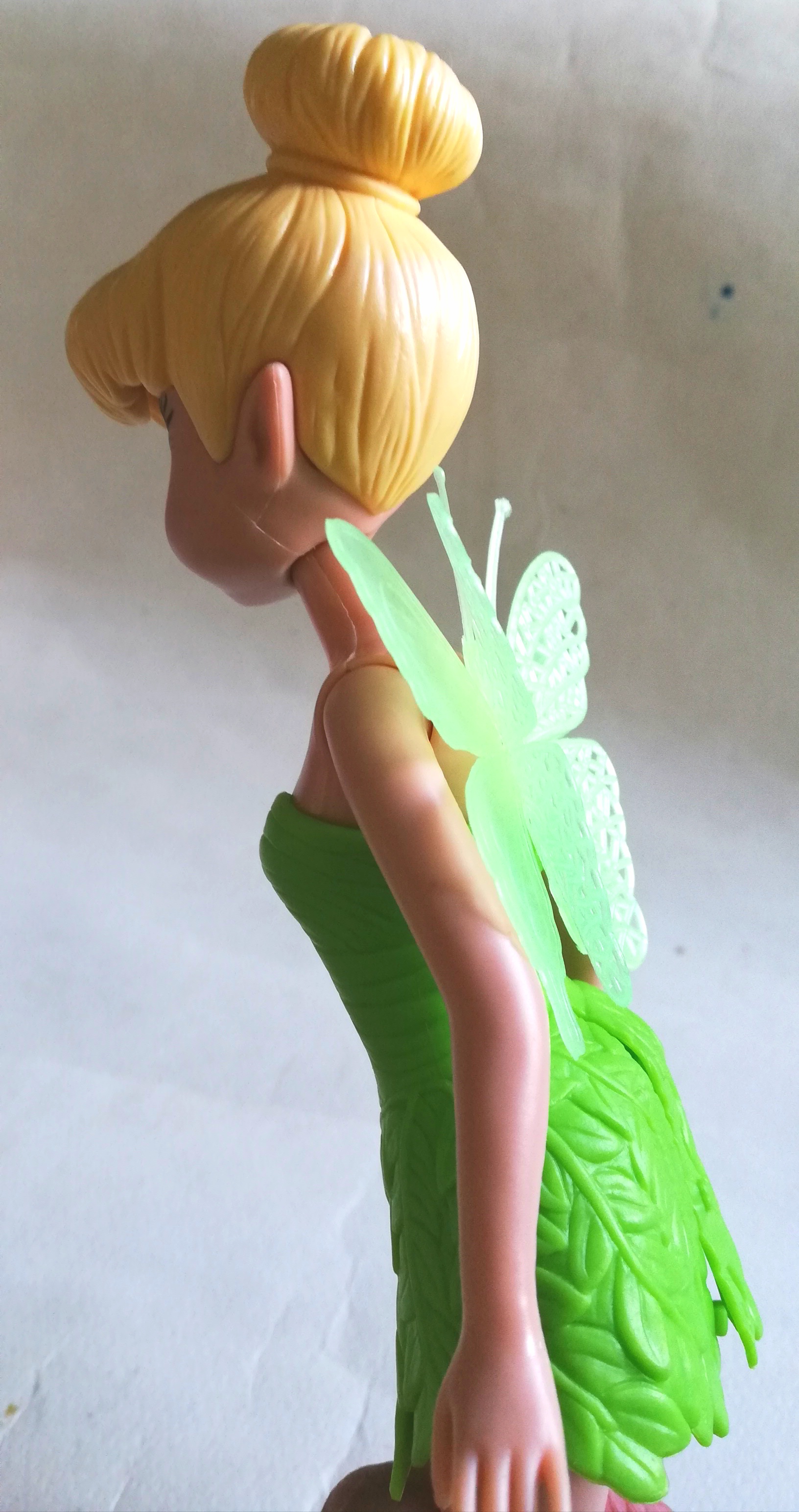 มีหลายภาพค่ะ, ตุ๊กตา ทิงเกอร์เบลล์ จากดิสนีย์*** ปีกไม่ได้มากับตัว, ไม่ได้มีรองเท้า มีของตามภาพ ขาแน่นมาก ***งอแทบไม่ได้ พร้อมชุด เป็นยางสีเขียวถอดออกได้ตามภาพ, ขาแข็ง พับงอไม่ได้