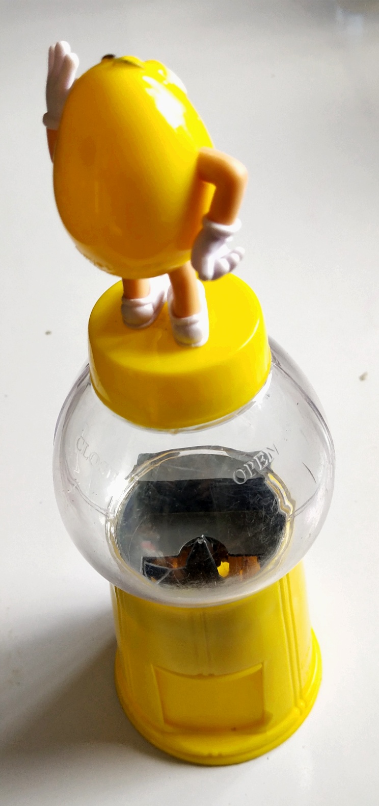 ของสะสม ตู้ไขขนมM&M ตัวสีเหลือง ยืนเท้าสะเอว และโบกมือ เปืดฝาใส่ขนม และไขขนมได้ปกติ