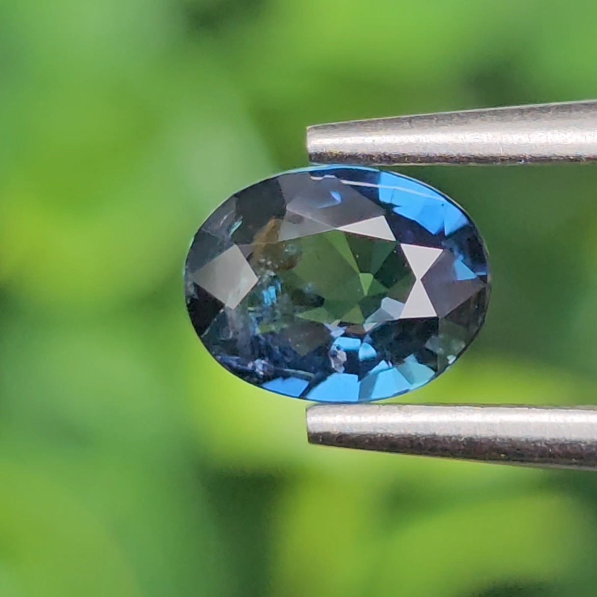 พลอย ไพลิน Greenish Blue Sapphire 0.59 กะรัต (Cts.) ดิบ (Unheated ) พลอยแท้ อัญมณีมงคลประจําวันเกิด เครื่องประดับพลอย
