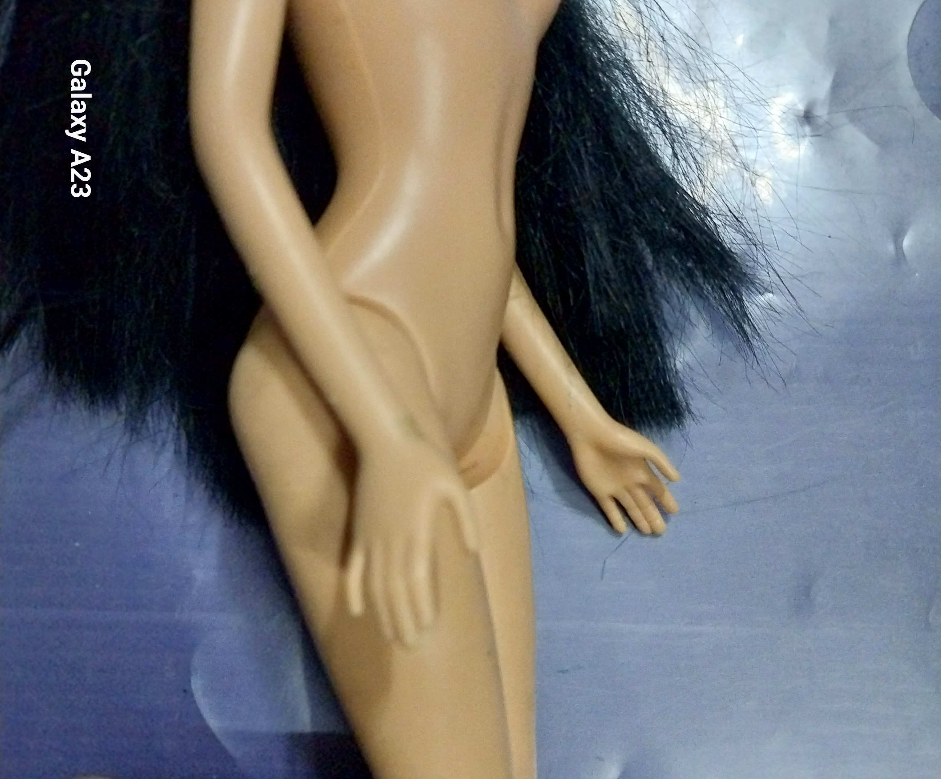 มีหลายภาพ ตุ๊กตาบาร์บี้หน้าสวยผมยาวดำ ของแท้แมทเทล ไม่มีส่วนใดหลวม ตัวมีรอยบ้าง