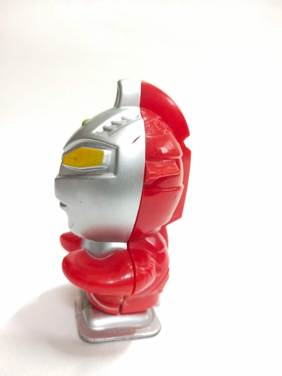 ฟิกเกอร์พลาสติกไขลาน อุลตร้าเซเว่น ไขลานเดินได้ปกติ มือสองสภาพดี มีรอยบ้าง