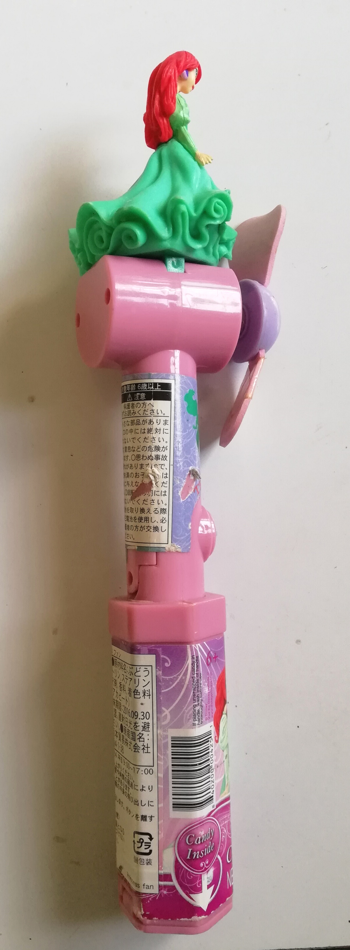 ของสะสมเจ้าหญิงดิสนีย์ พัดลมขนาดเล็กเด็กเล่น ตัวเจ้าหญิงแอเรียล จาก the little mermaid เจ้าหญิงแอเรียล รุ่นมีขาและนุ่งกระโปรงแล้ว สภาพเก่าเก็บ พัดลมเก่าไม่ได้ใช้งานนานแล้วไม่เคยเปลี่ยนถ่าน(กลัวสลากฉีกขาด มีถลอกบ้างเล็กน้อย) ขายตามสภาพ