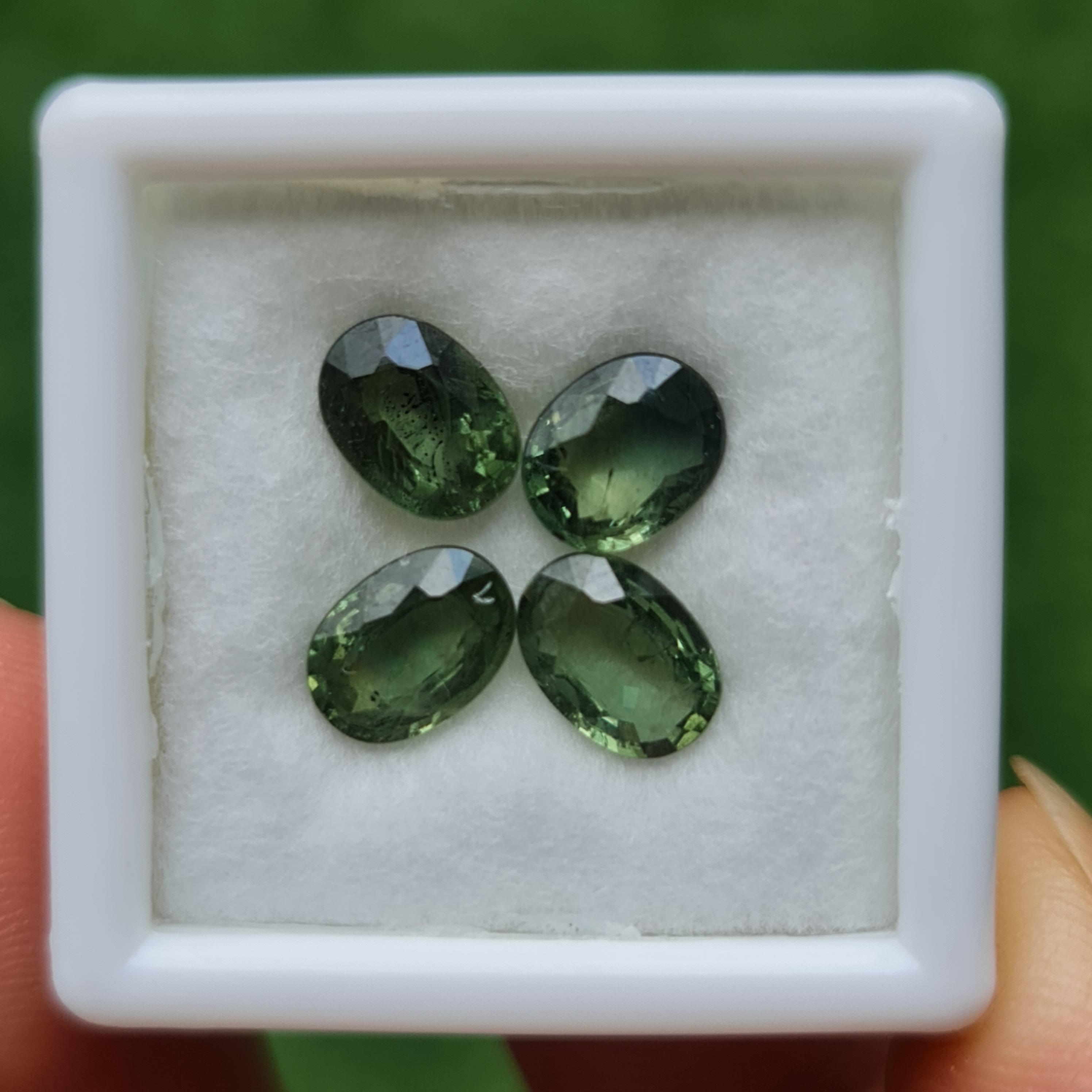 พลอย เขียวส่อง Green Sapphire 3.86 กะรัต (Cts.) 4 เม็ด (Pcs.) พลอยแท้ อัญมณีมงคลประจําวันเกิด เครื่องประดับพลอย