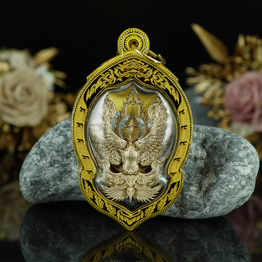 บริการเลี่ยมแบบมีลายขอบข้าง No.A สีทอง (แบบห้อยคอ ขนาดพระไม่เกิน 5 เซนติเมตร) ** ลูกค้าส่งงานมาเลี่ยมที่ร้าน ระยะเวลาเลี่ยมประมาณ 3-5 วัน ไม่รวมระยะเวลาจัดส่ง **