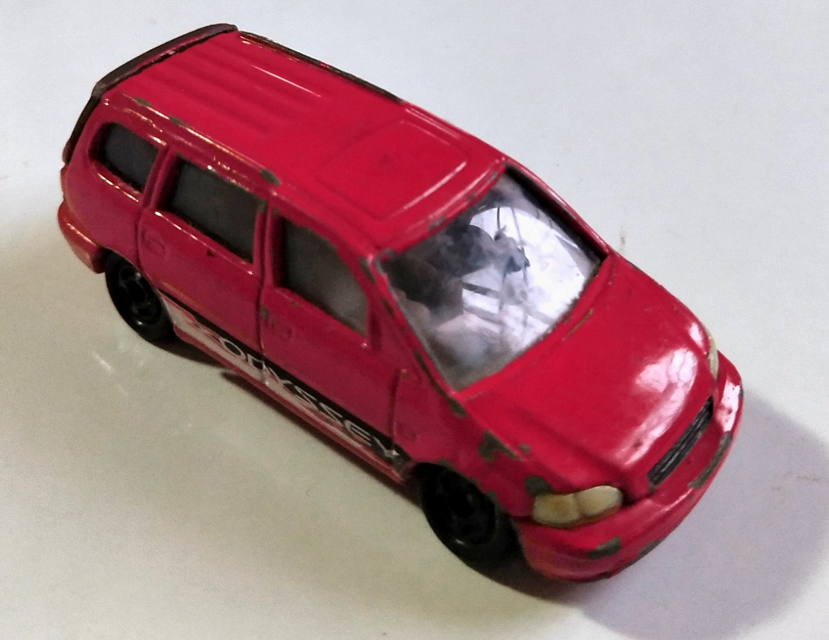 ของเล่น ของสะสม**มีตำหนิทั้งคันตามภาพ Die cast car รถเหล็ก TOMICA สีแดง เปิดประตูหลังได้ สภาพผ่านใช้งาน มีรอยถลอก กระจกร้าวเล็กน้อย