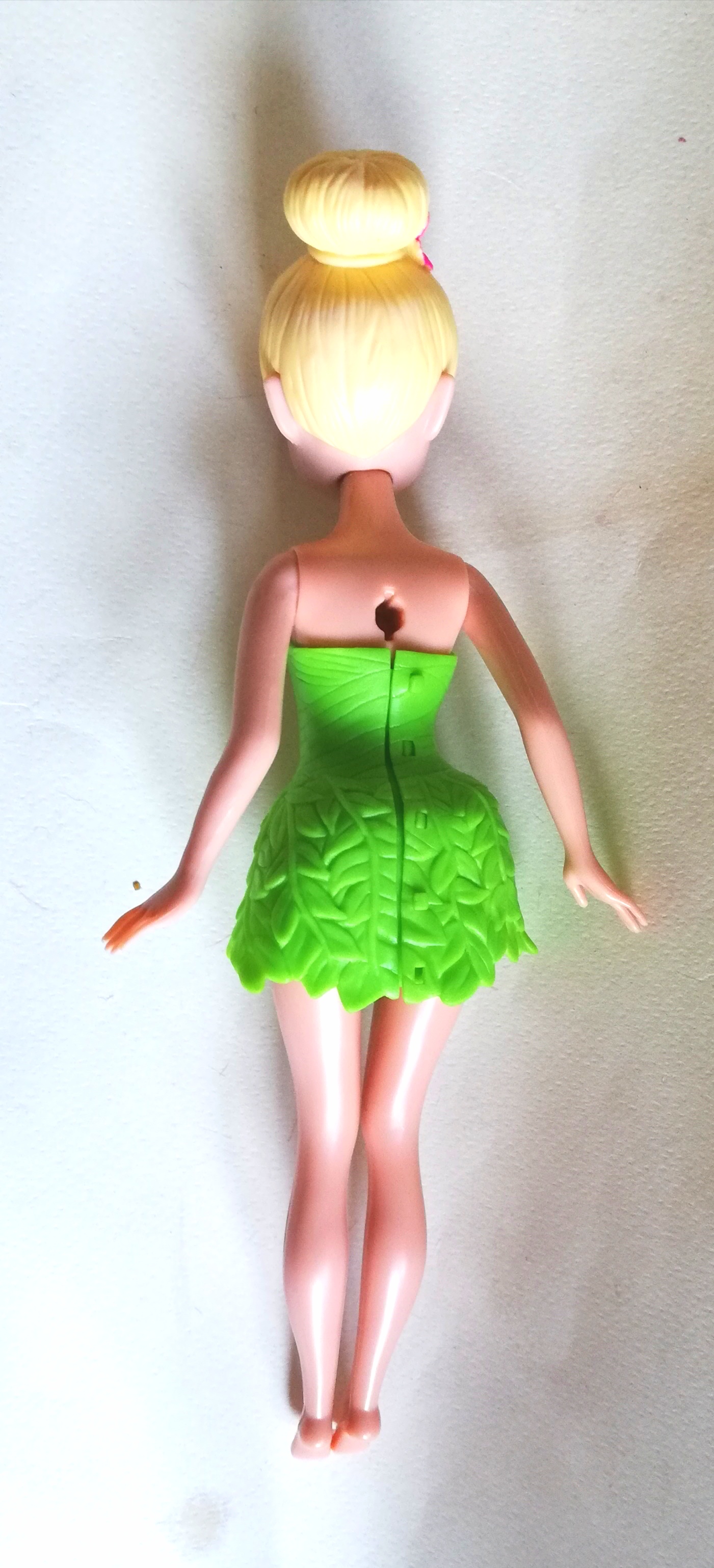 มีหลายภาพค่ะ, ตุ๊กตา ทิงเกอร์เบลล์ จากดิสนีย์*** ปีกไม่ได้มากับตัว, ไม่ได้มีรองเท้า มีของตามภาพ ขาแน่นมาก ***งอแทบไม่ได้ พร้อมชุด เป็นยางสีเขียวถอดออกได้ตามภาพ, ขาแข็ง พับงอไม่ได้