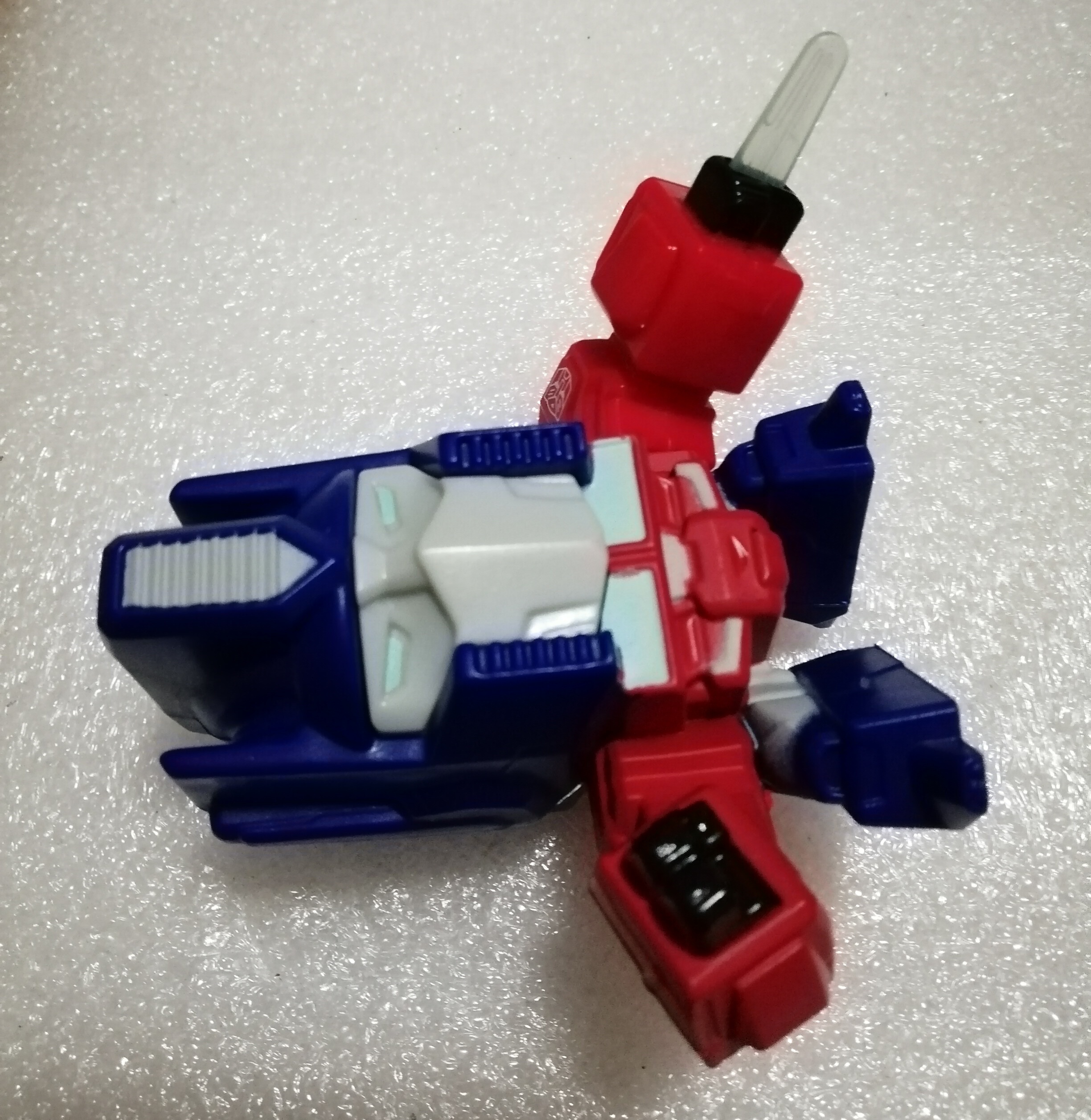 ของสะสม ออฟติมัสไพรม์ SD, OPTIMUS PRIME SD, ของสะสมจากแมคโดนัลด์2016, กดด้านหลังแขนลงพร้อมปล่อยดาบ