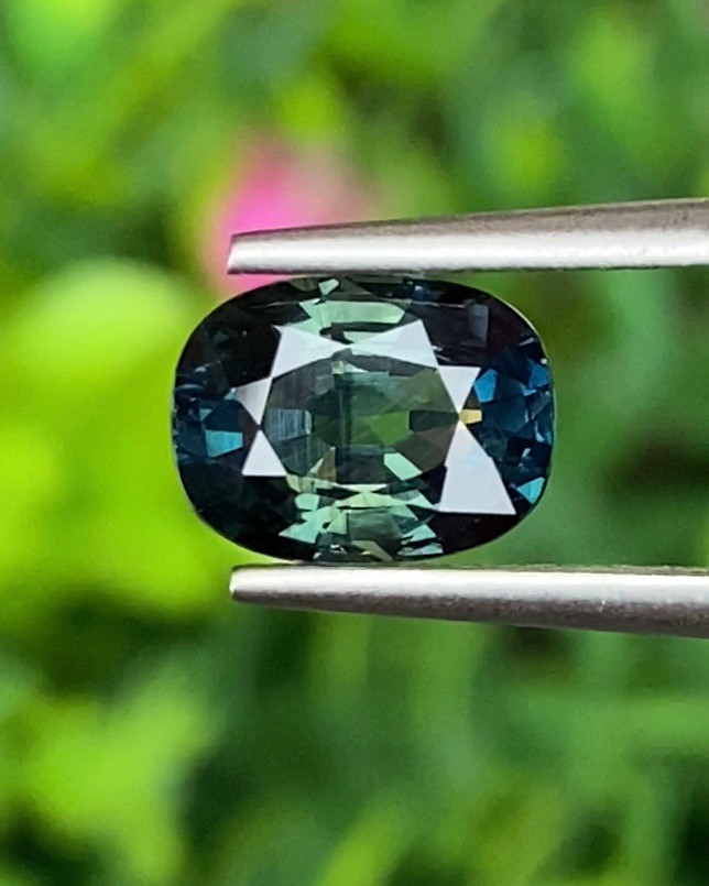 พลอย แซฟไฟร์ 3 สี Tri Color Sapphire 1.97 กะรัต Cts. พลอยแท้ อัญมณีมงคลประจําวันเกิด เครื่องประดับพลอย