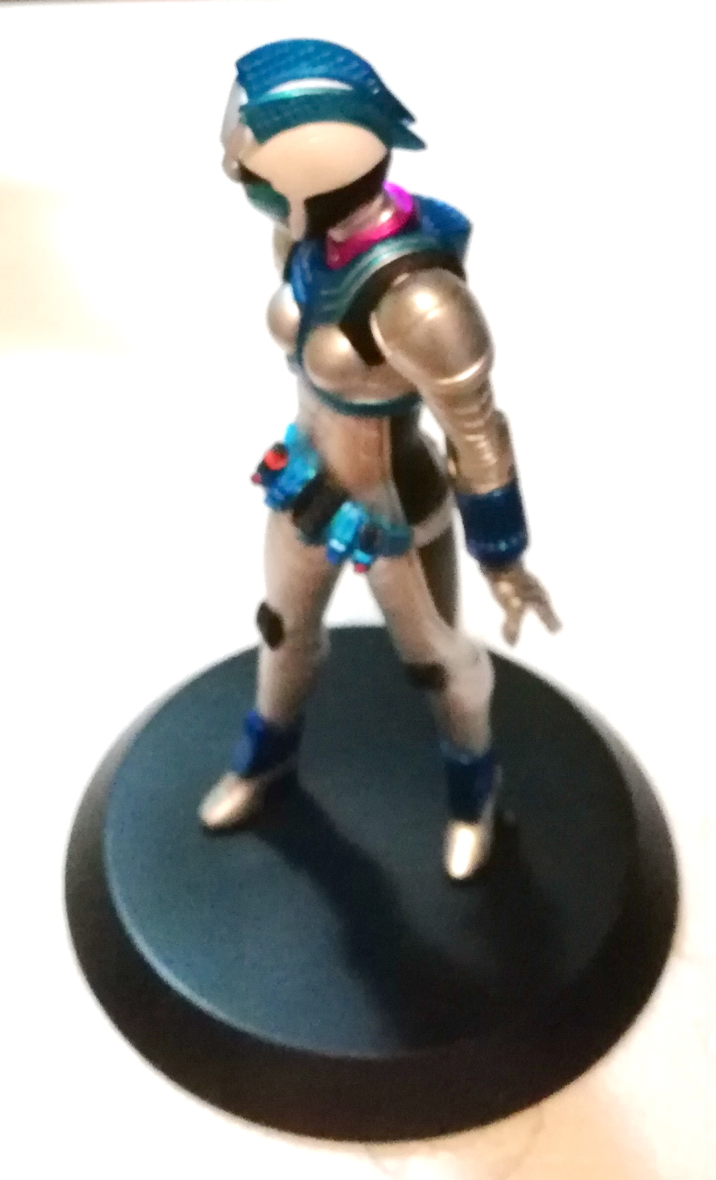 ของสะสม มาสค์ ไรเดอร์นาเดชิโกะ Nadeshiko ไรเดอร์ผู้หญิงคนเดียว จากซีรีย์คาเมนไรเดอร์โฟเซ่ Masked Rider Fourze ปรากฏตัวทั้งในทีวีซีรีย์ และ เดอะมูฟวี่ ตัวนี้เป็นตุ๊กตาเครนเกม พลาสติกลงสีสำเร็จพร้อมฐาน ขนาดสูง20ซม.รวมฐาน สภาพสะสมเก่าเก็บ