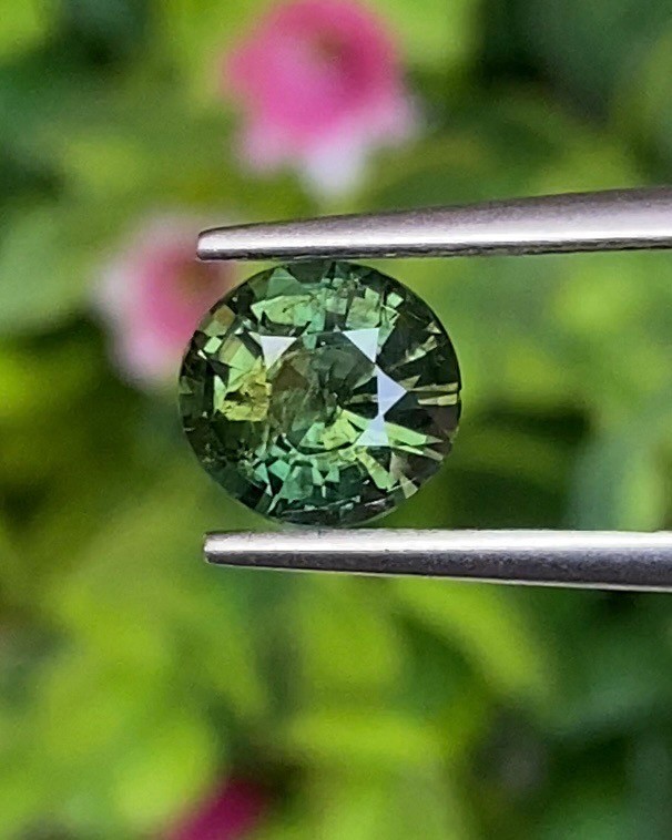 พลอย เขียวส่อง Green Sapphire 1.48 กะรัต (Cts.) ดิบ (Unheated) สี Vivid Green พร้อมใบเซอร์ (With Certificate) พลอยแท้ อัญมณีมงคลประจําวันเกิด เครื่องประดับพลอย