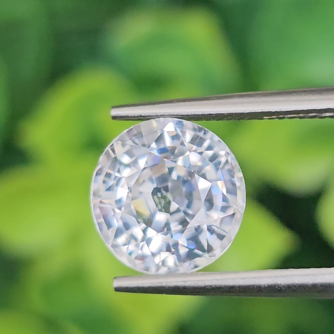 พลอย เพทาย Natural Zircon 4.08 กะรัต (Cts.) พลอยแท้ อัญมณีมงคลประจําวันเกิด เครื่องประดับพลอย