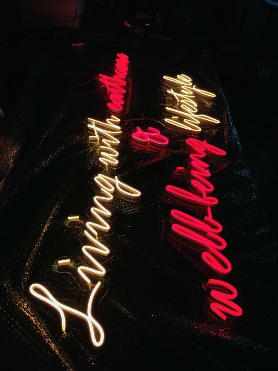 ป้ายไฟนีออนดัด แสงสีแดง&สีเหลือง วางบนอะคริลิคใส