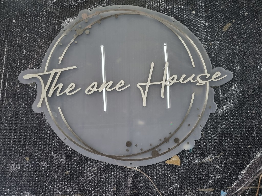 ป้ายไฟออกหลัง The one house