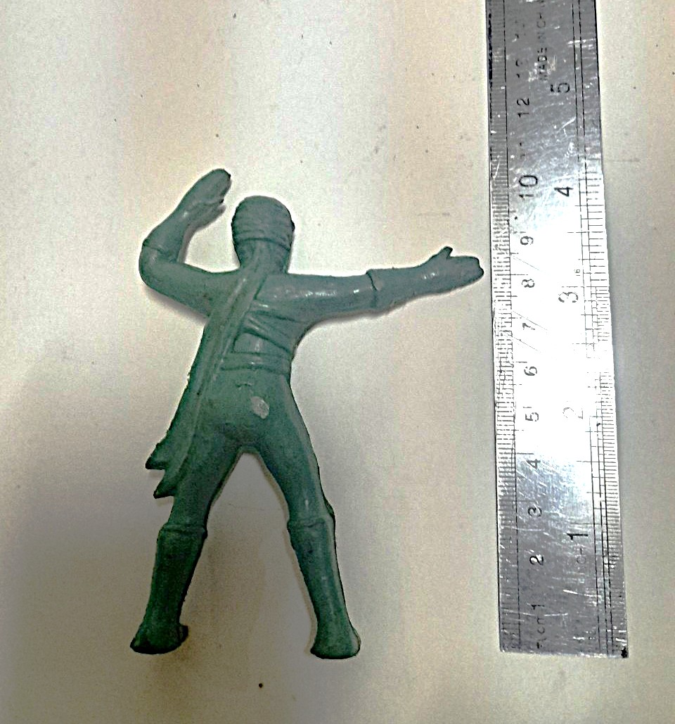 มีหลายภาพ มนุษย์สายรุ้ง รุ่นเก่า ขนาด4 นิ้ว สภาพดี มีรอยที่จมูก ไม่หักไม่กาว