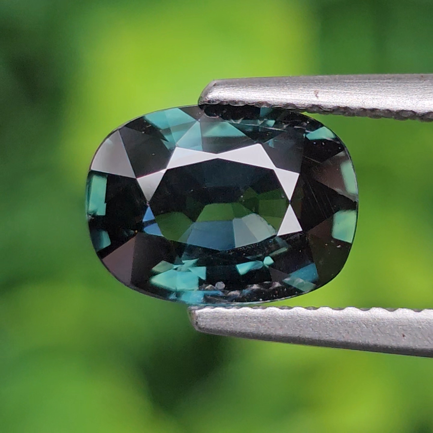 พลอย เขียวส่อง Green Sapphire 2.02 กะรัต (Cts.) ดิบ Unheated พลอยแท้ อัญมณีมงคลประจําวันเกิด เครื่องประดับพลอย