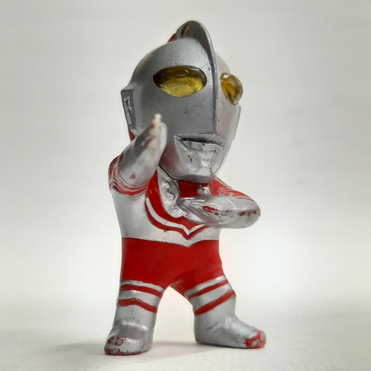 มีหลายภาพมีหลายภาพ **มีรอยสีถลอกตามภาพ ,ฟิกเกอร์ยางตัน อดีตพวงกุญแจ อุลตร้าแมนโซฟี่ ขนาดตามรูป มือสองสภาพมีรอยบ้าง มีตราปั๊ม