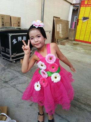 Pre-order ชุดแฟนซี ชุดการแสดง สายเดี่ยว แต่งดอกสามมิติด้านหน้า กระโปรงตาข่ายเป็นชั้น ๆ สวยงาม